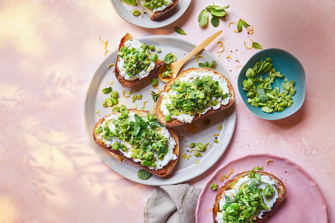 Röstbrot mit Früherbsen und Bohnen