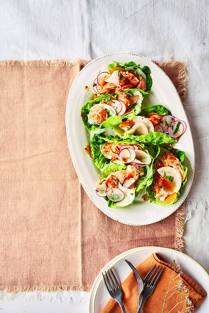 Salad wraps with salmon and sweet chili sauce