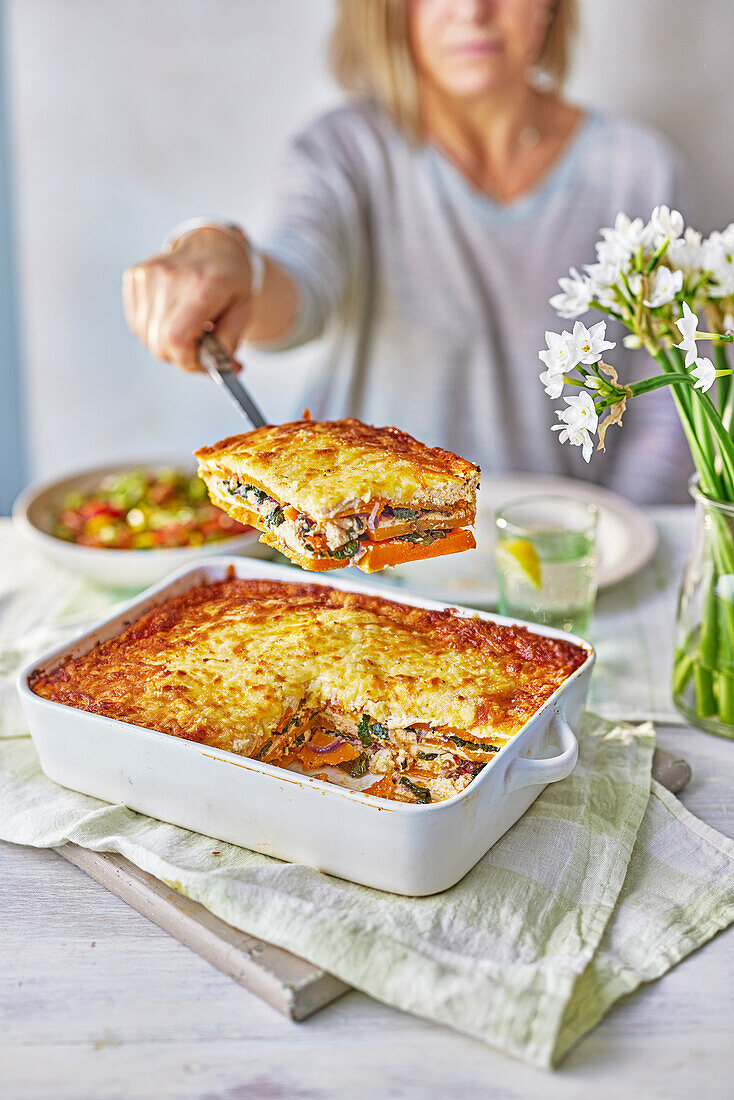 Butternusskürbis-Lasagne mit Spinat und roten Zwiebeln