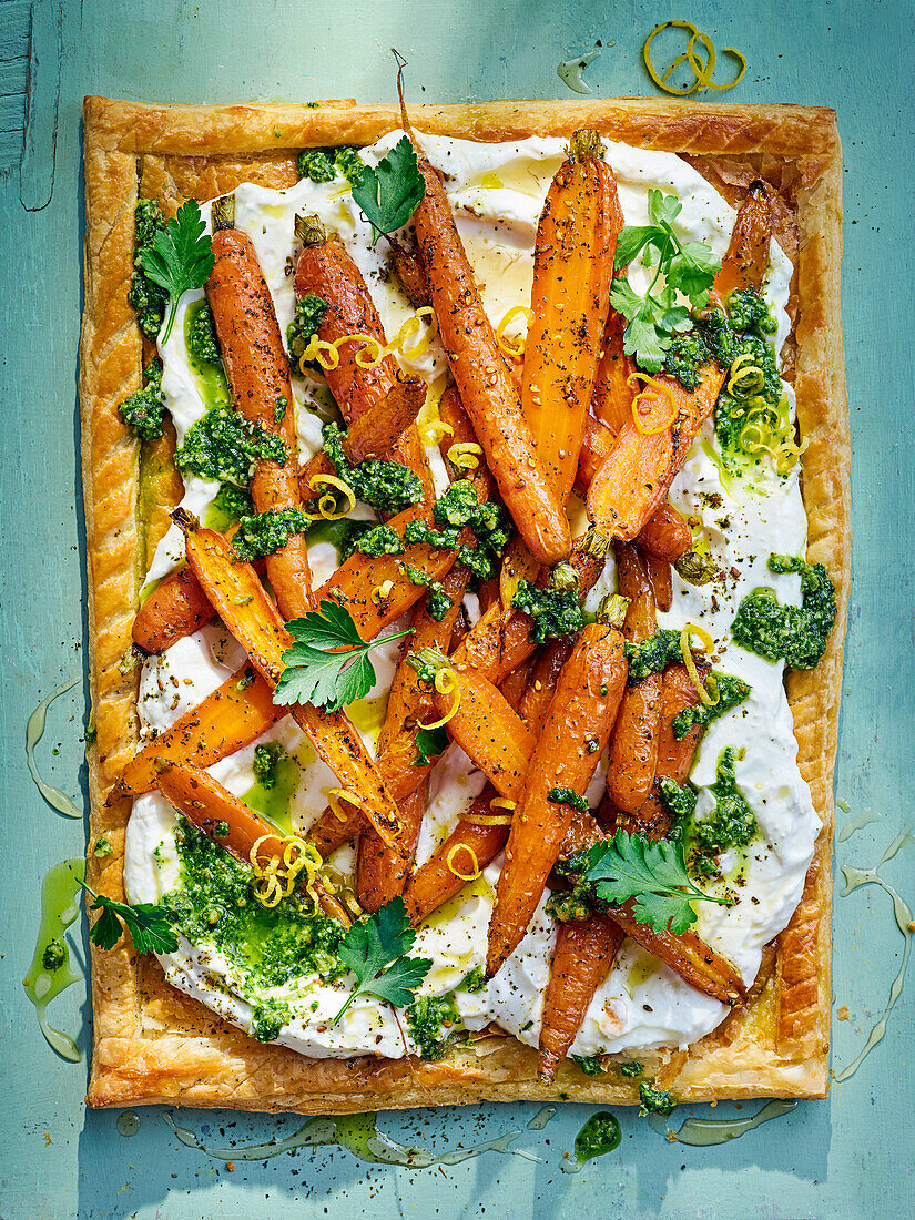 Tarte mit gebratenen Karotten und geschlagenem Feta