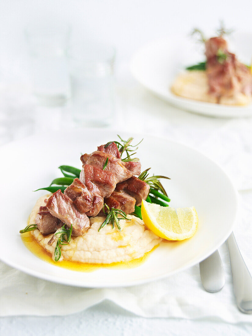 Lammspieße mit weißem Bohnenpüree