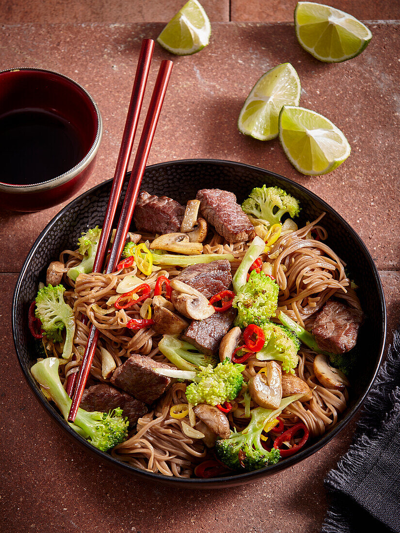 Soba-Nudeln mit Rindfleisch und Brokkoli