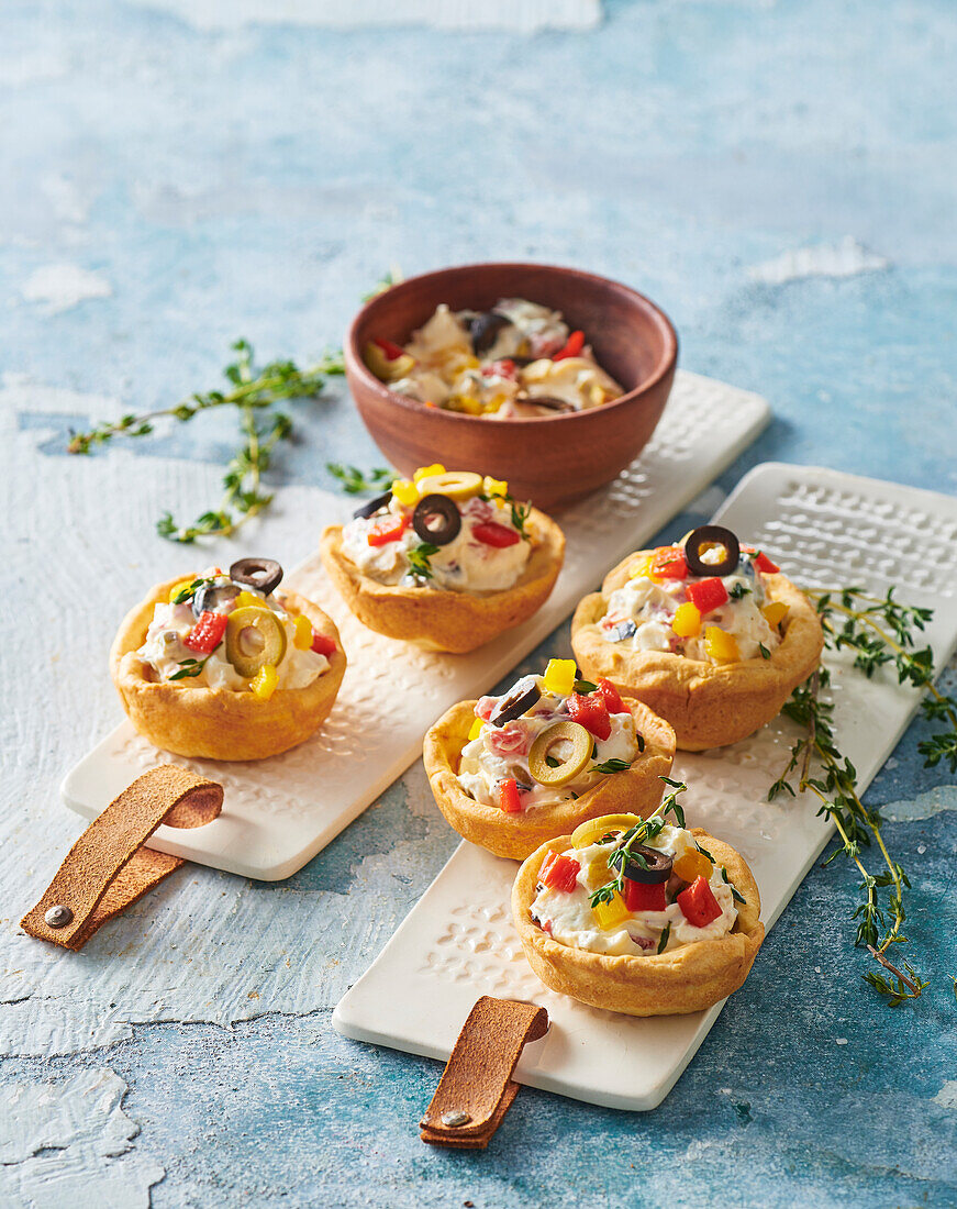 Spicy tartlets with olive-pepper filling