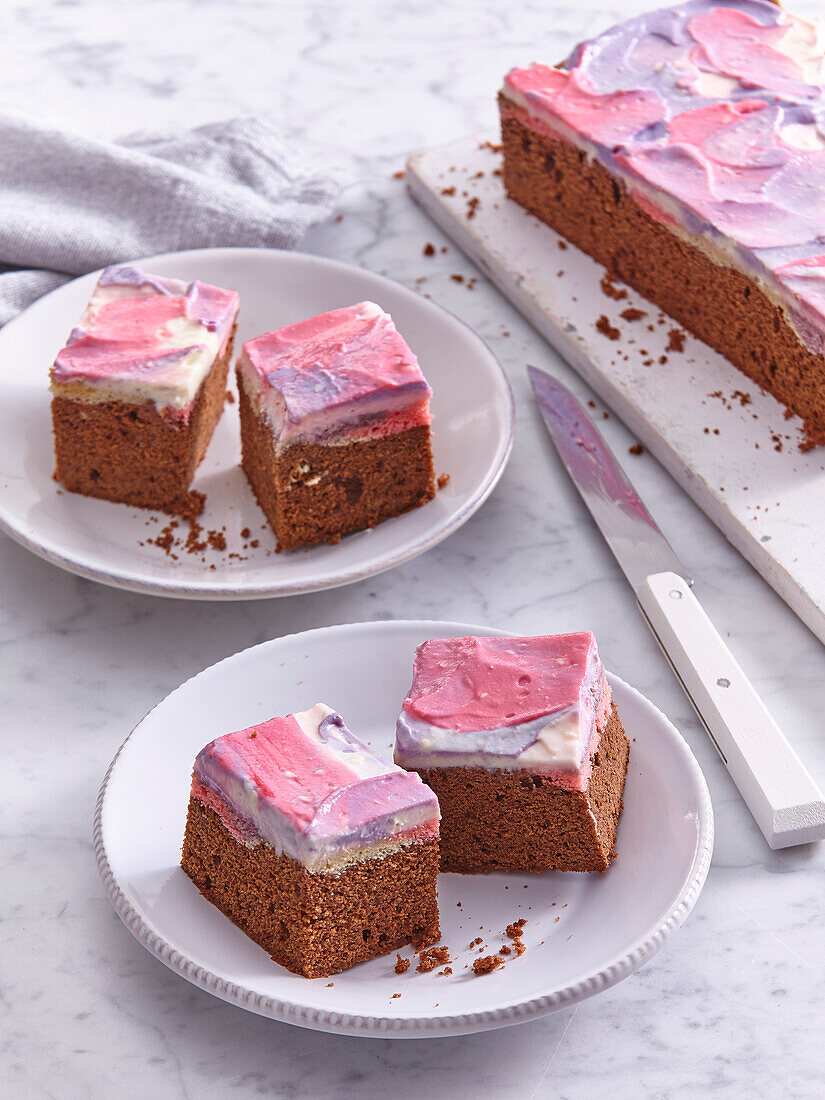 Brownies mit lila-rosa Cremehaube