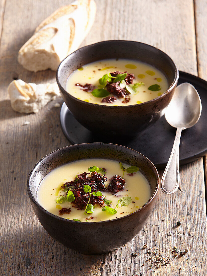 Cremige Kartoffel-Selleriesuppe mit Blutwurst