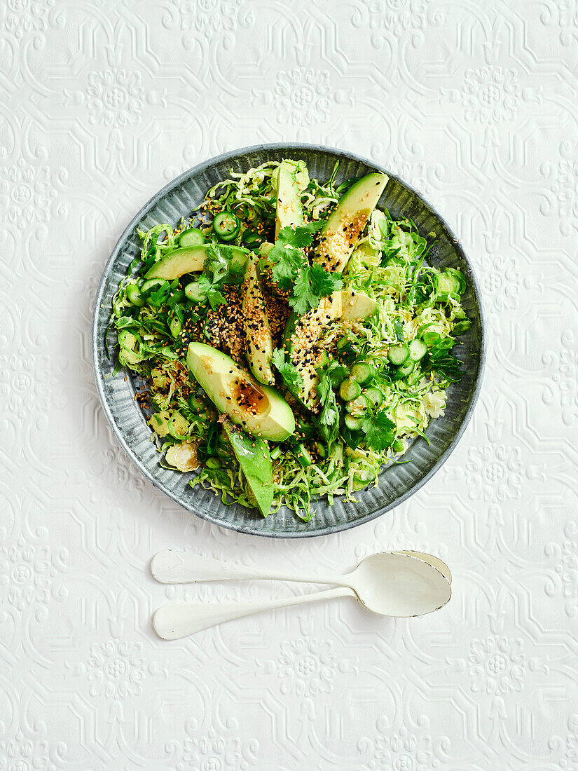 Rosenkohl-Koriander-Salat mit Avocado und Limetten-Sesam-Dressing