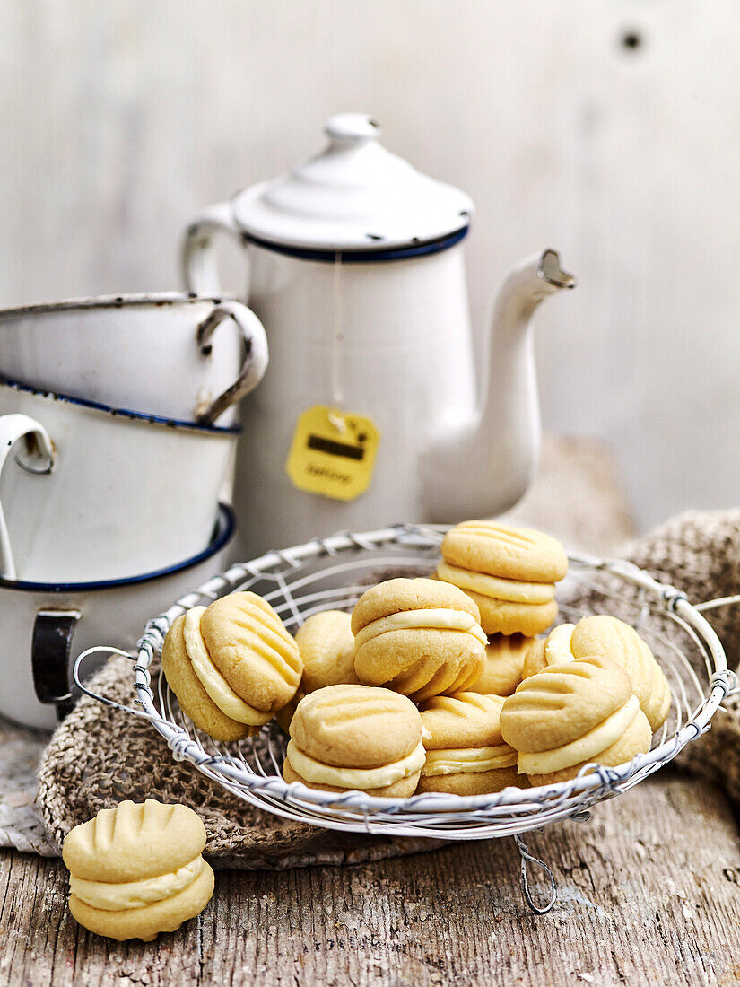 Plätzchen mit  Buttercreme gefüllt