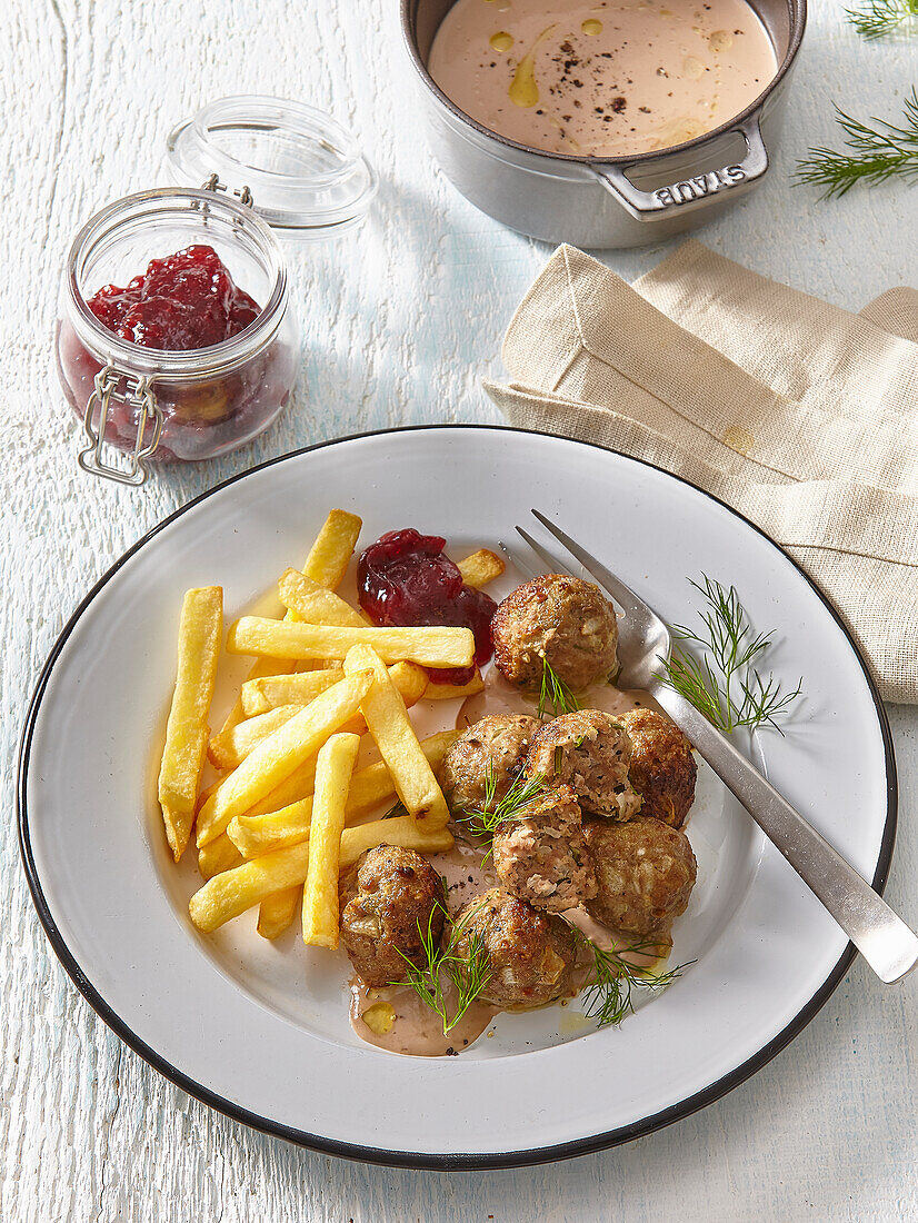 Schwedische Fleischbällchen mit Cranberries und Pommes Frites