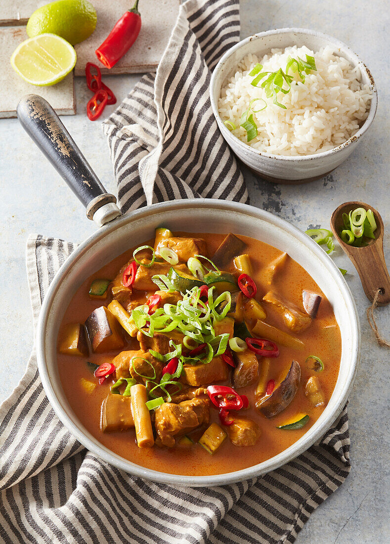 Beef curry with lemon grass and rice