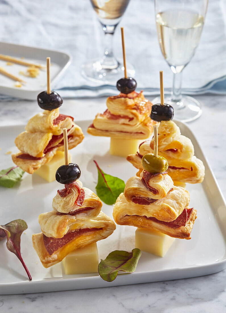 Salami-Blätterteig-Häppchen mit Käse und Oliven