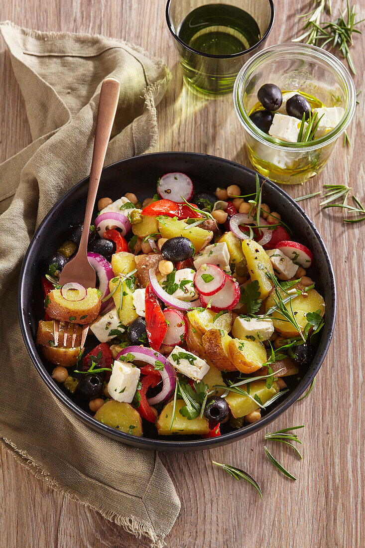 Kartoffelsalat mit Radieschen, Oliven und Feta