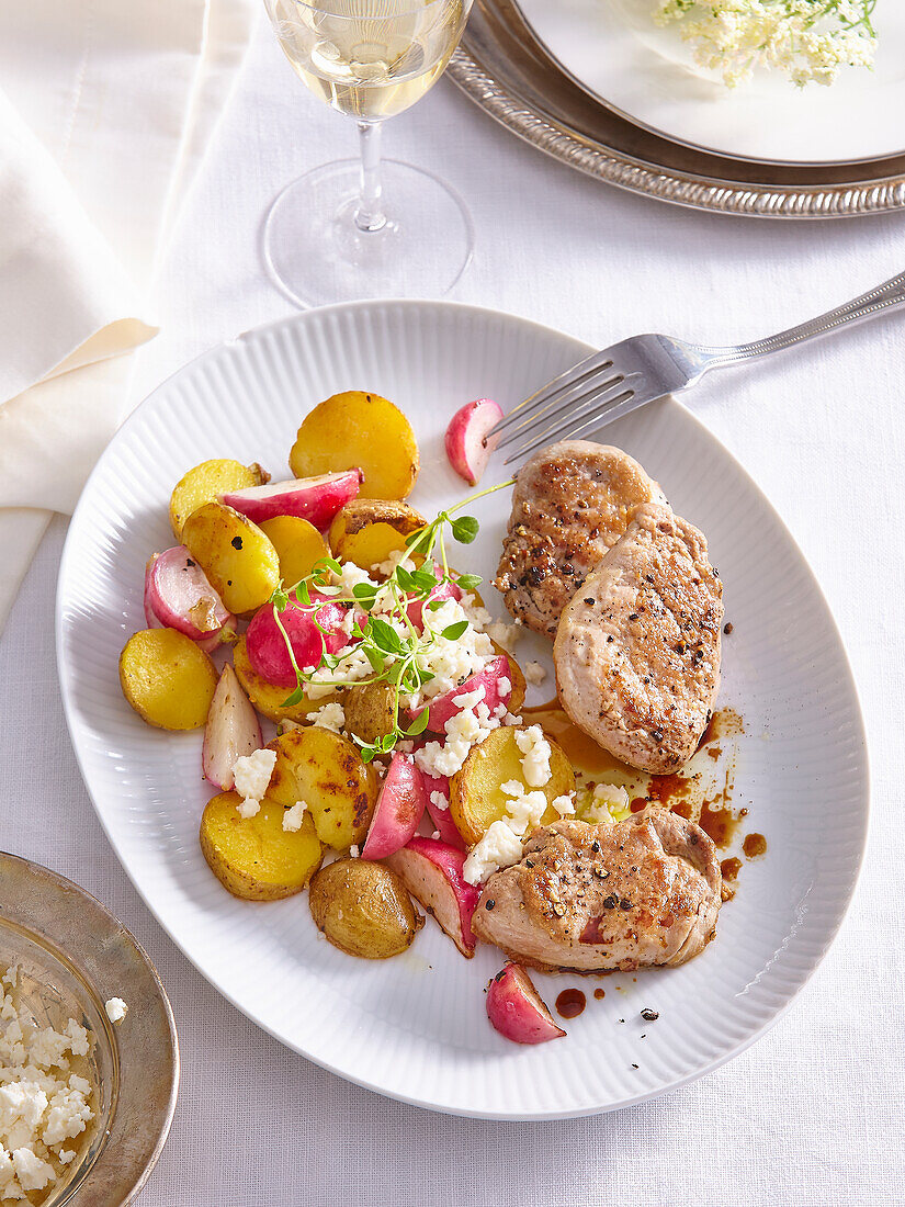 Gegrilltes Schweinefilet mit Kartoffeln-Radieschen-Salat