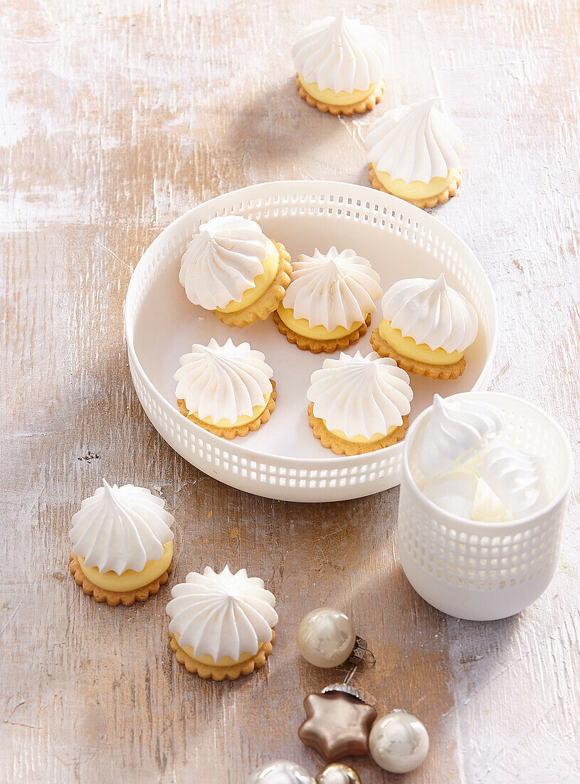 Meringue biscuits with lemon cream