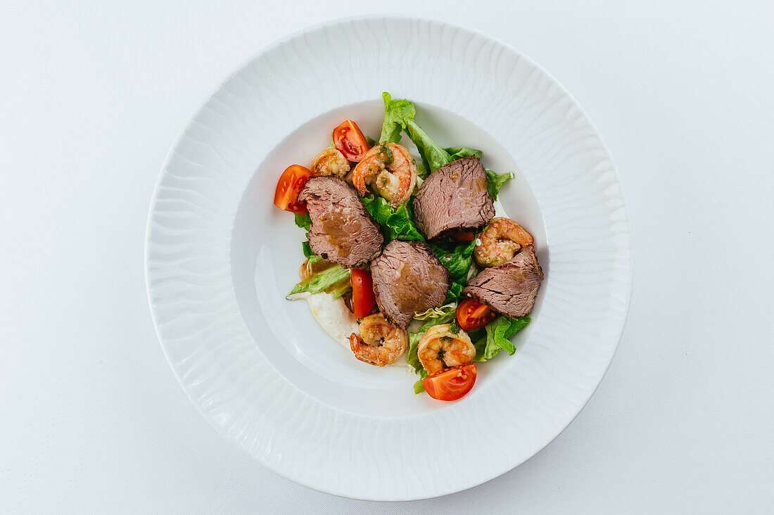 Sliced fillet of beef with shrimp and vegetables