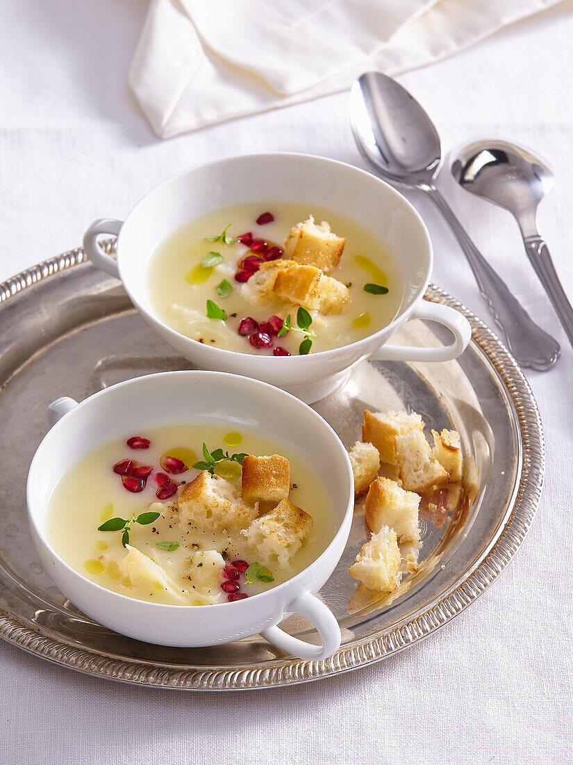 Blumenkohlcremesuppe mit Croutons