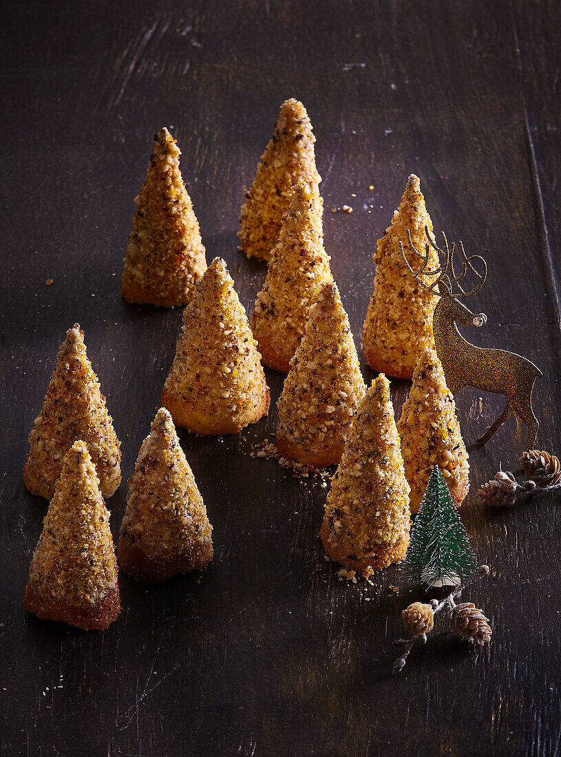 Christmas tree biscuits with caramelised nuts