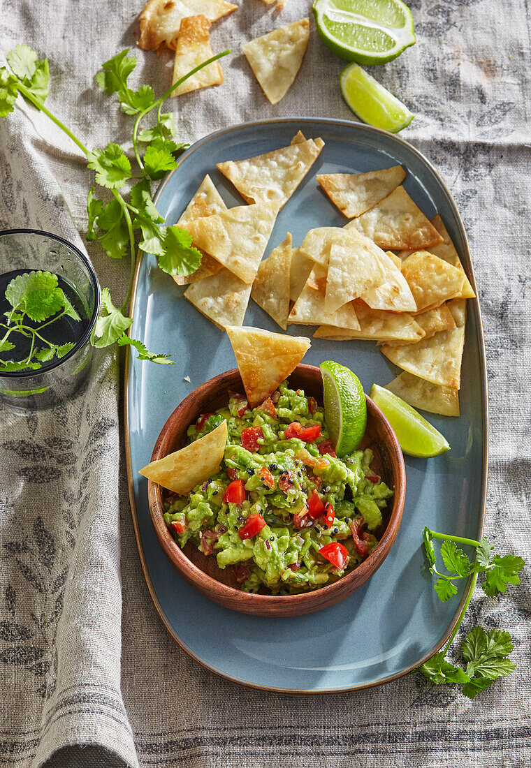 Guacamole mit hausgemachten Nachos