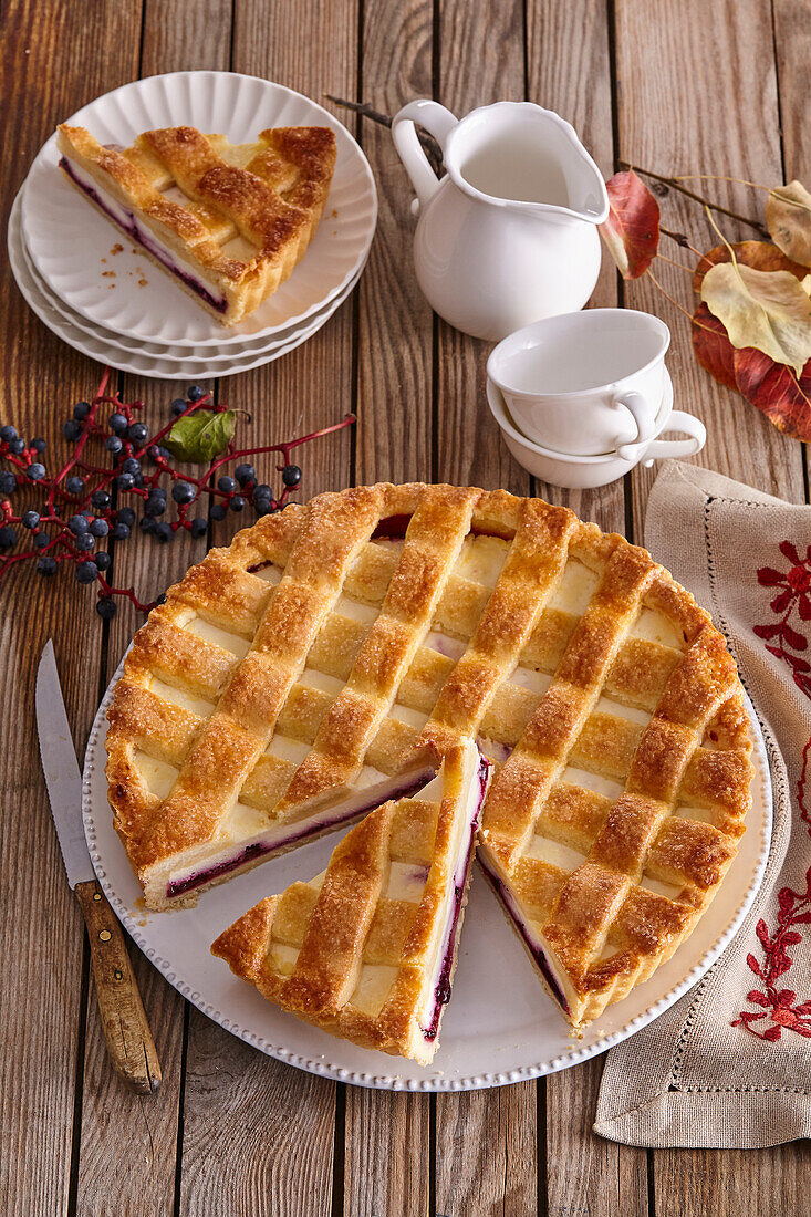 Lattice cake with redcurrant jam and cottage cheese