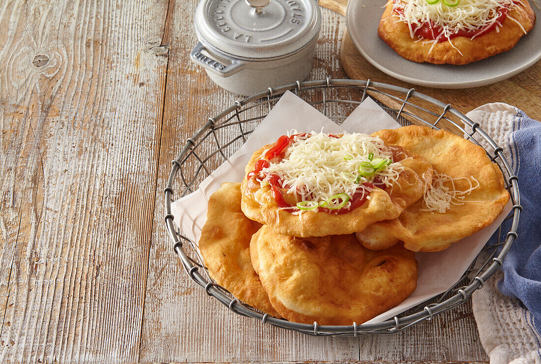 Langosch - Ungarisches frittiertes Gebäck mit Käse