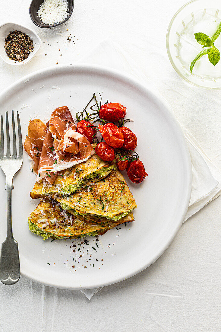 Pikante Crêpes mit Prosciutto, Tomaten und Avocadocreme