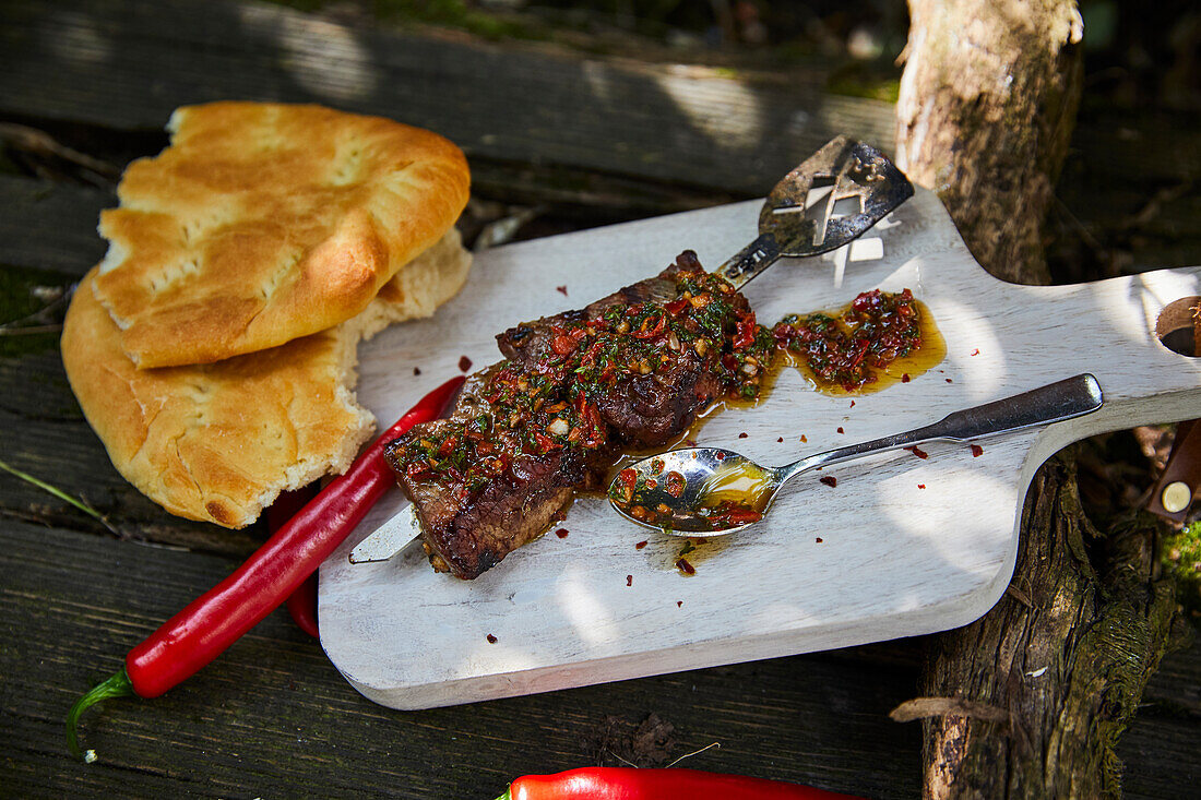 Gegrilltes Schweinefilet mit Chili-Balsamico-Pesto