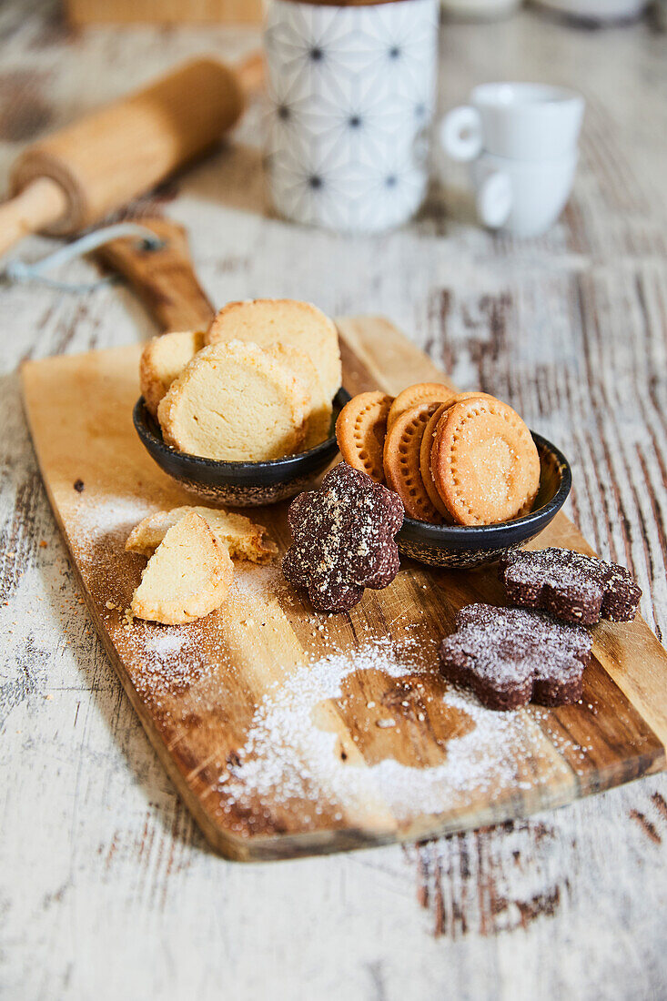 Mürbeteigtaler, Butter-Schokoblumen, Butterkekse mit Herzmotiv