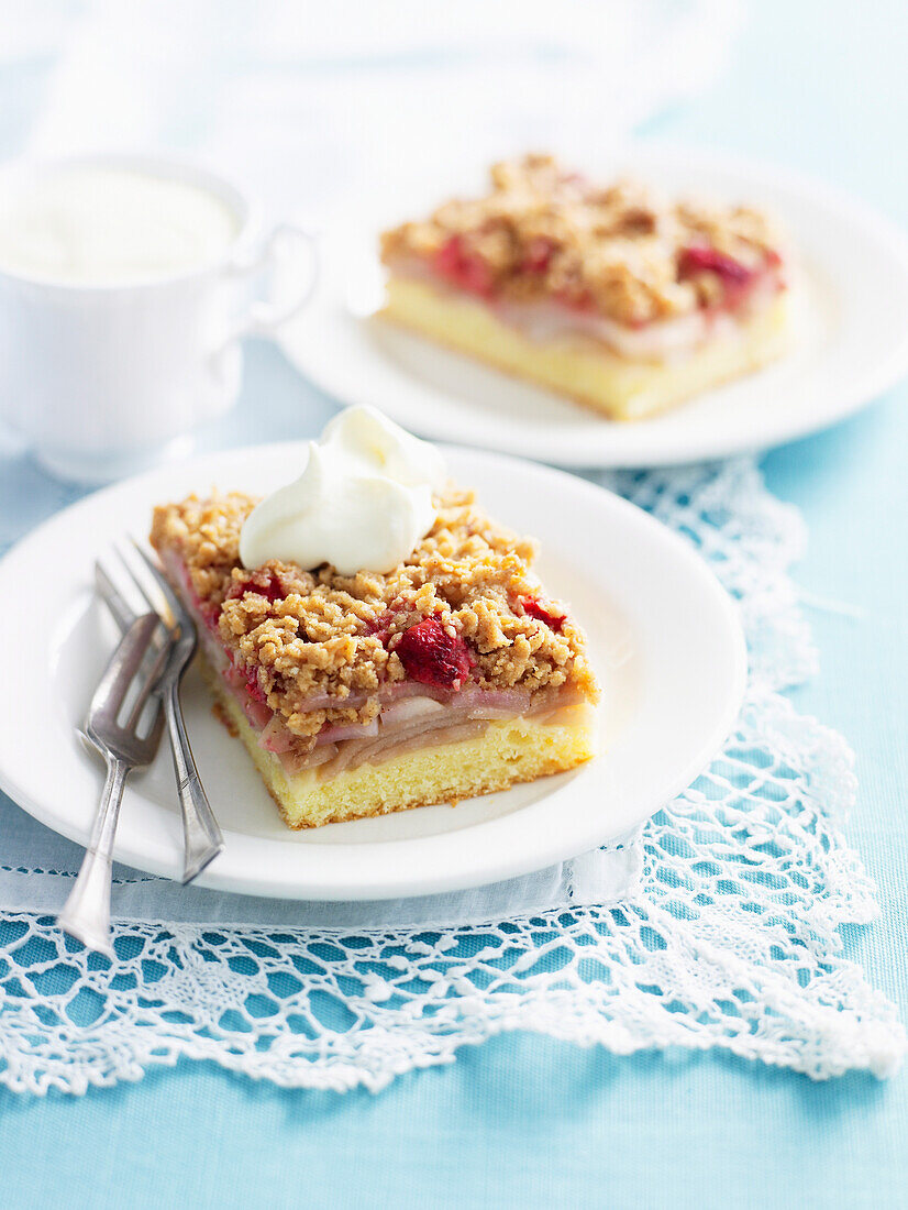 Birnen-Streusel-Schnitten mit Himbeeren