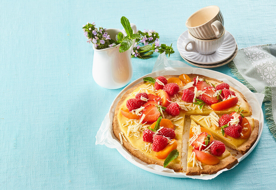 Süße Pizza mit Sommerfrüchten