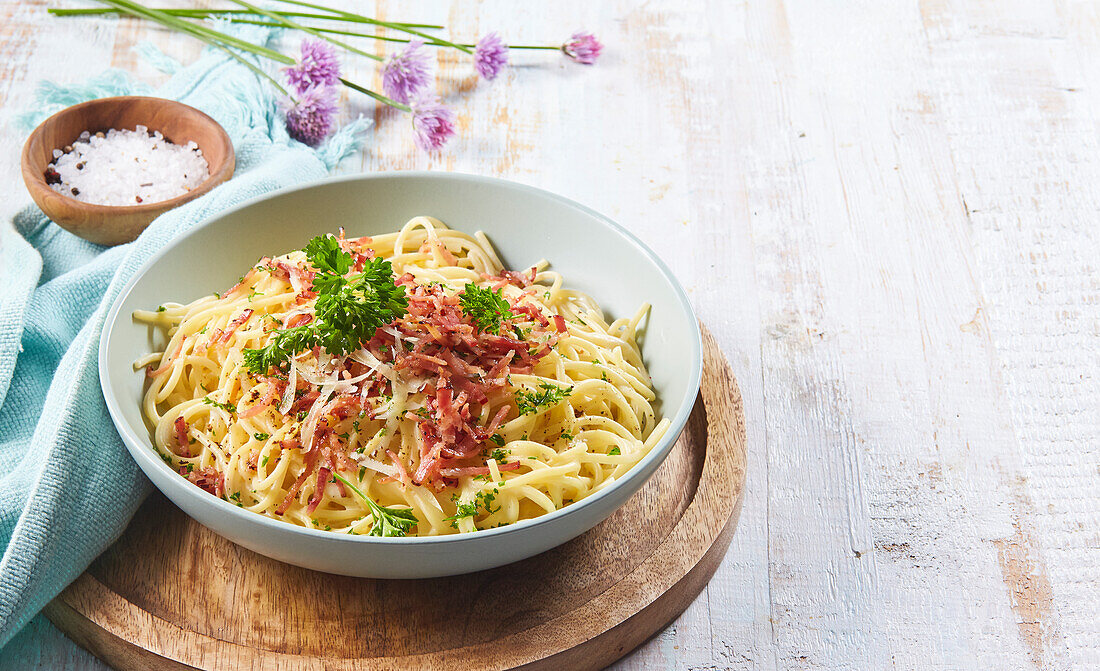 Spaghetti mit Sahnesauce und Speck