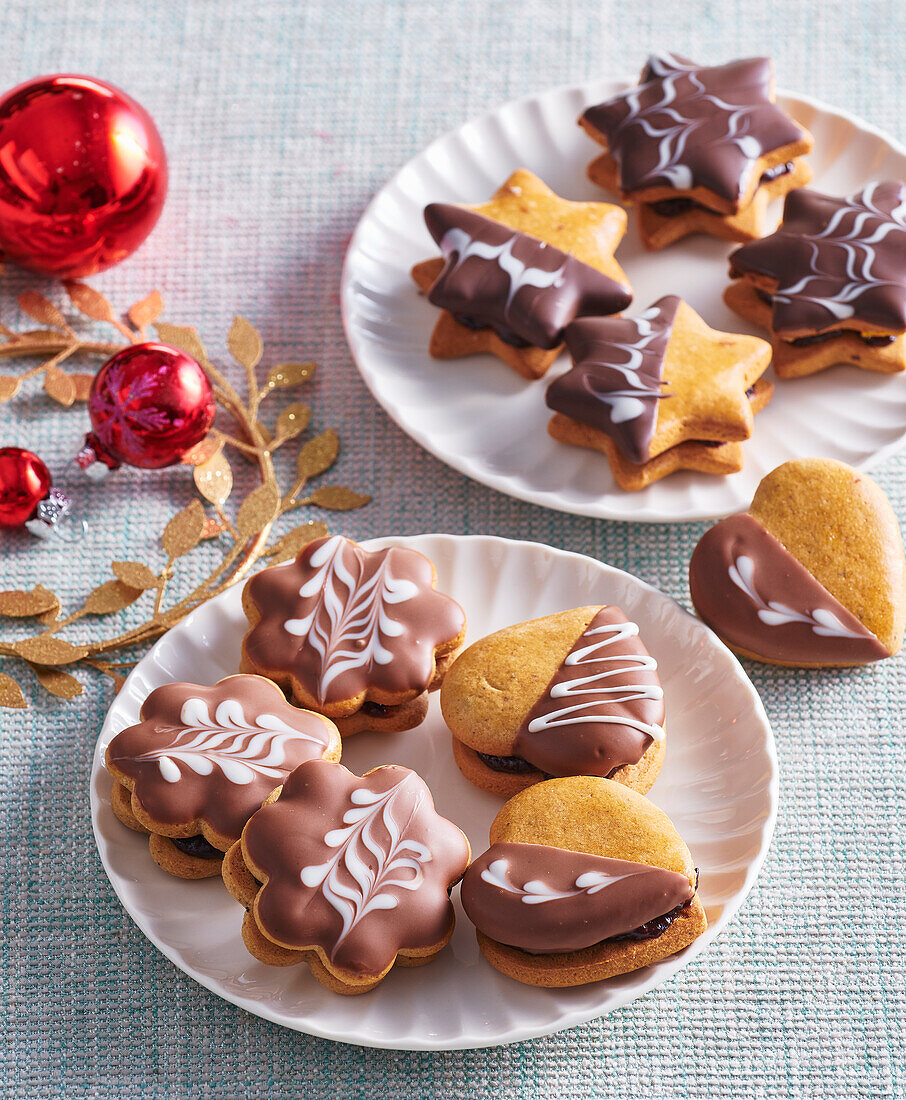 Gingerbread cookies with plum jam filling