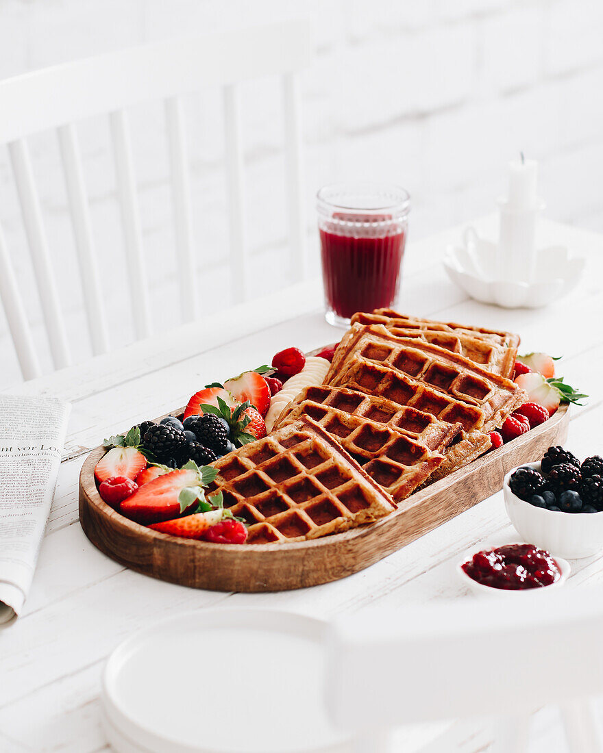 Waffeln mit frischen Beeren, Beerensaft