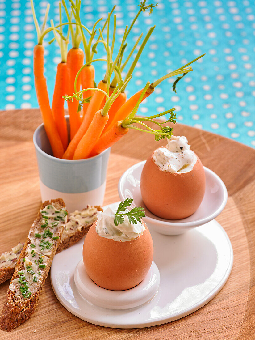 Gekochte Eier mit Ziegenjoghurt, Butterbrot mit Schnittlauch und Karotten