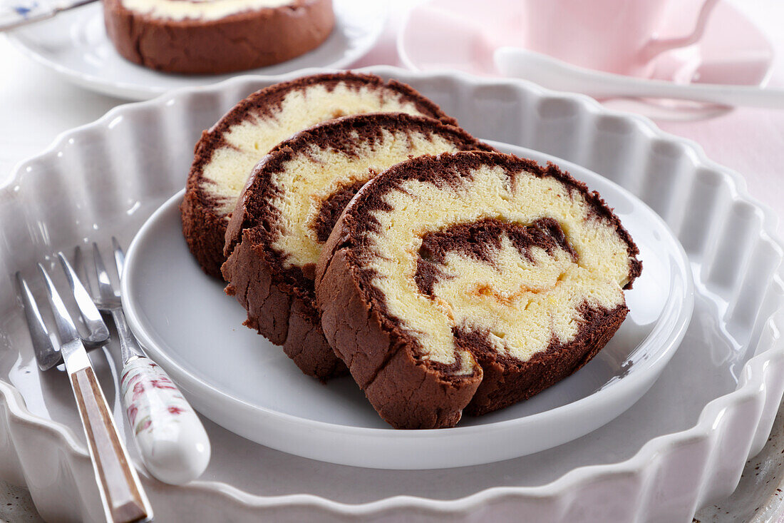 Hurricane-Swiss-Roll (sponge roll) with cocoa