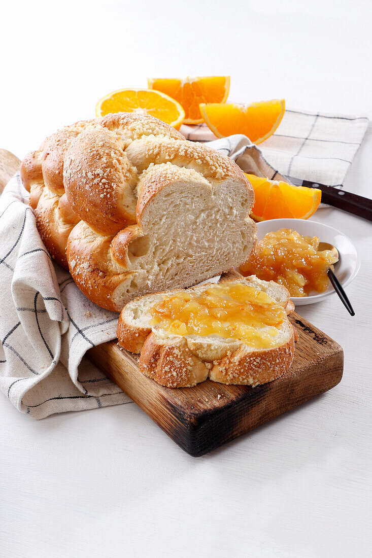 Challah (Hefezopf) mit Orangenmarmelade