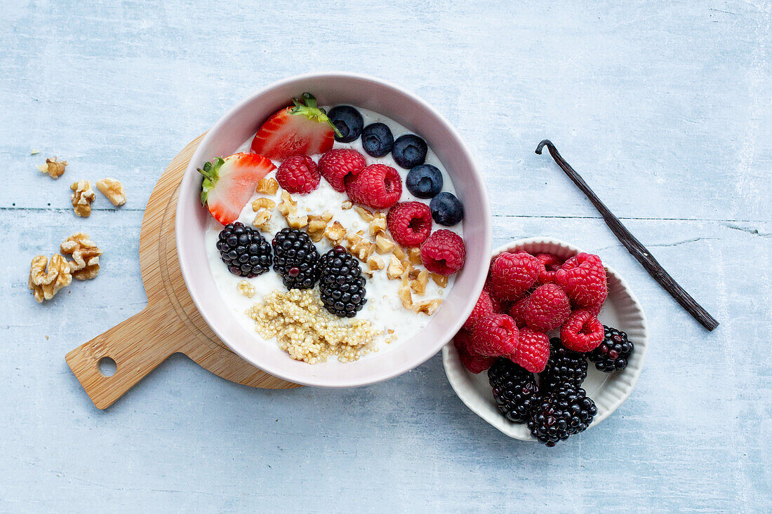 Quinoa-Beeren-Bowl