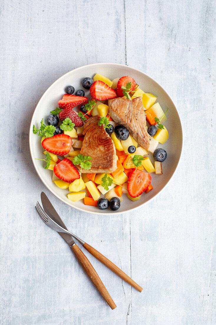 Fried tuna with pan-fried vegetables and berries