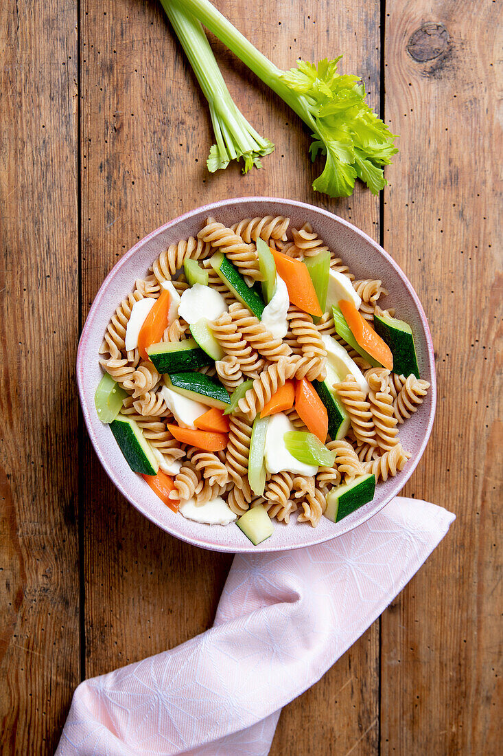 Wholemeal pasta with vegetables and mozzarella cheese