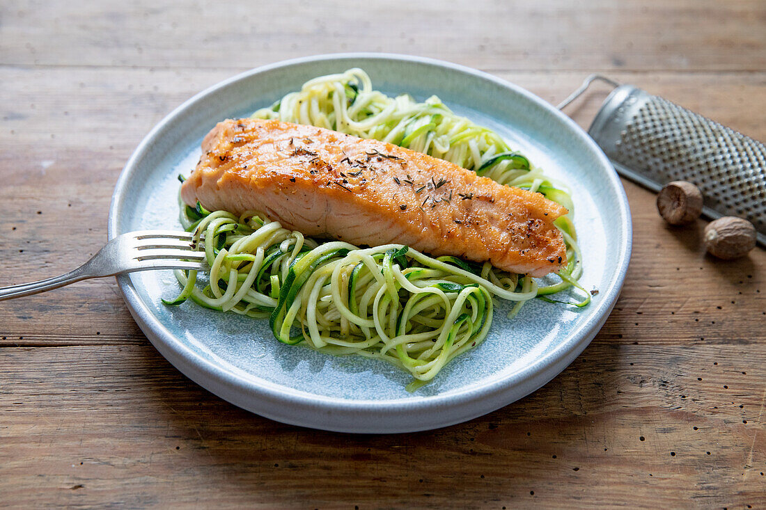 Courgette noodles with salmon fillet