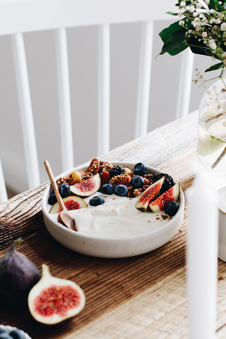 Yogurt bowl with figs, blueberries and homemade granola