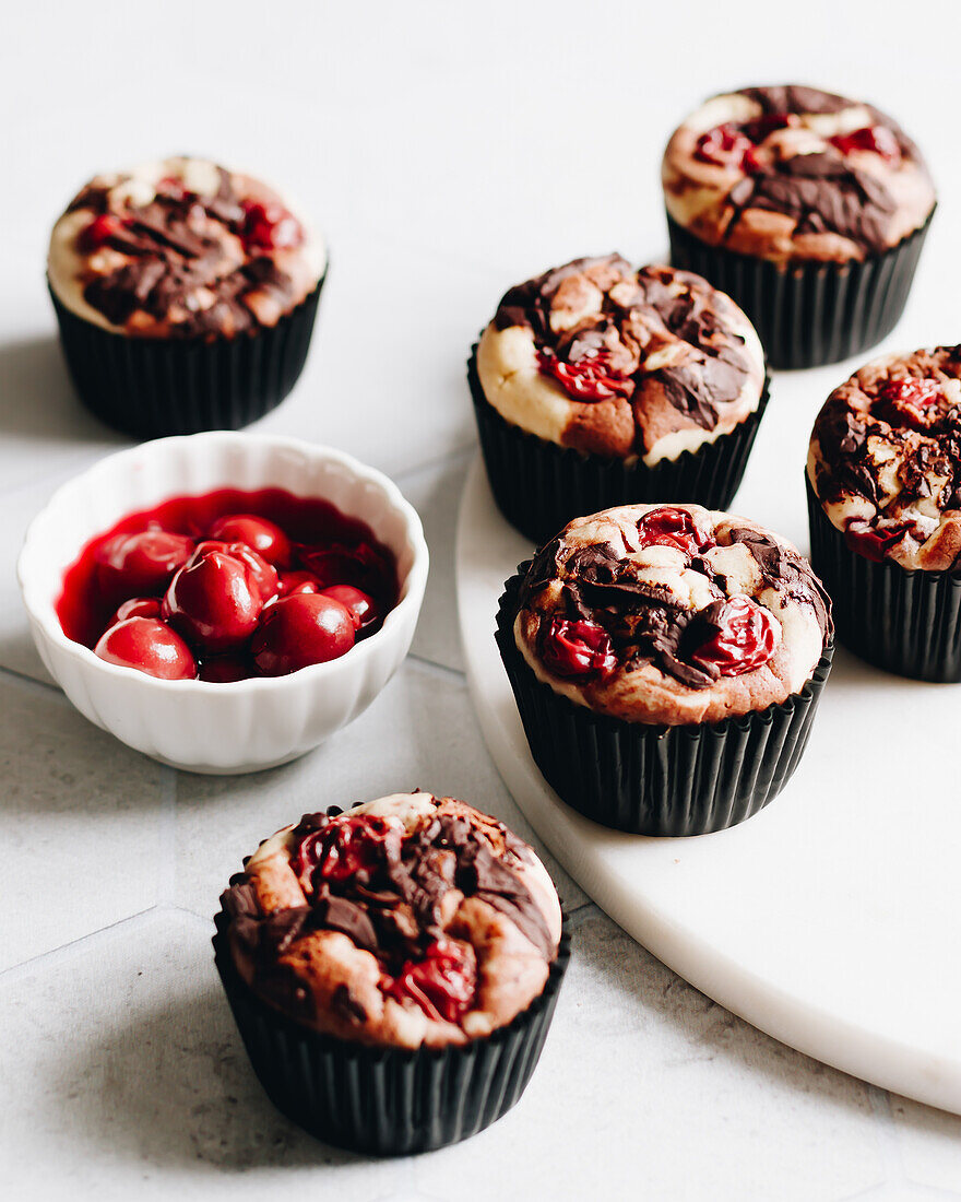 Vegane Schoko-Kirsch-Muffins, gesüßt mit Agavendicksaft