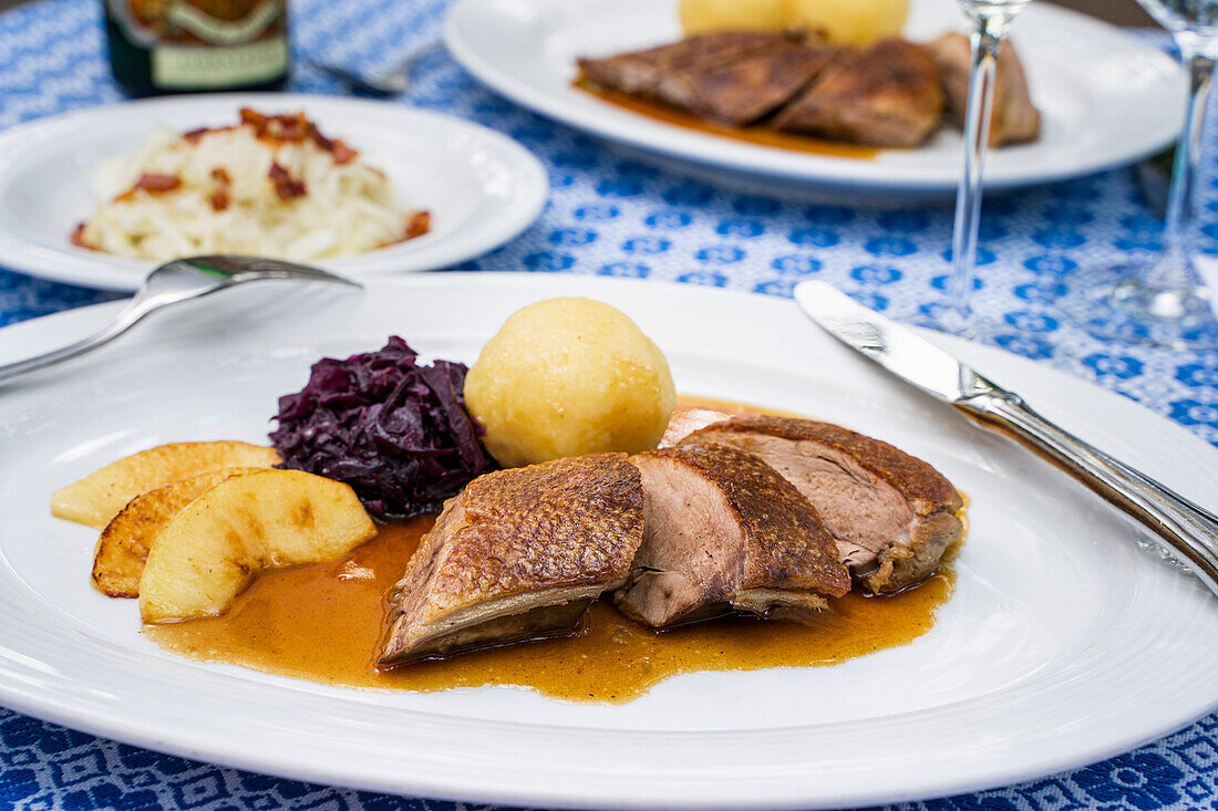 Gebratene Gans mit Kartoffelknödel, Rotkraut und Apfelspalten