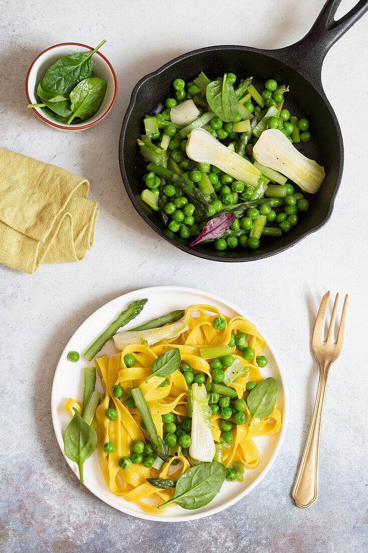 Handgemachte Tagliatelle mit Spargel, Erbsen und Frühlingszwiebeln