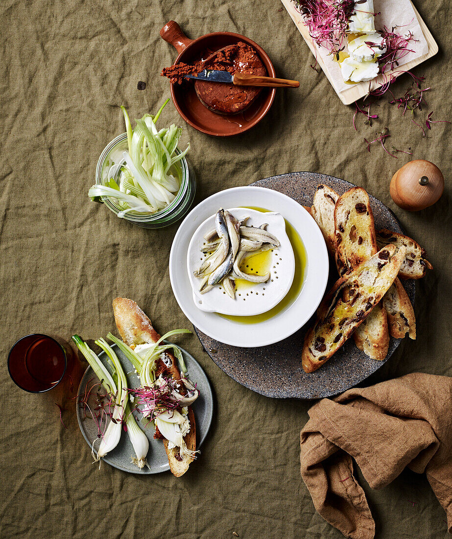 Weiße Sardellen, 'Nduja und eingelegte Zwiebeln mit Sauerteig-Crostini