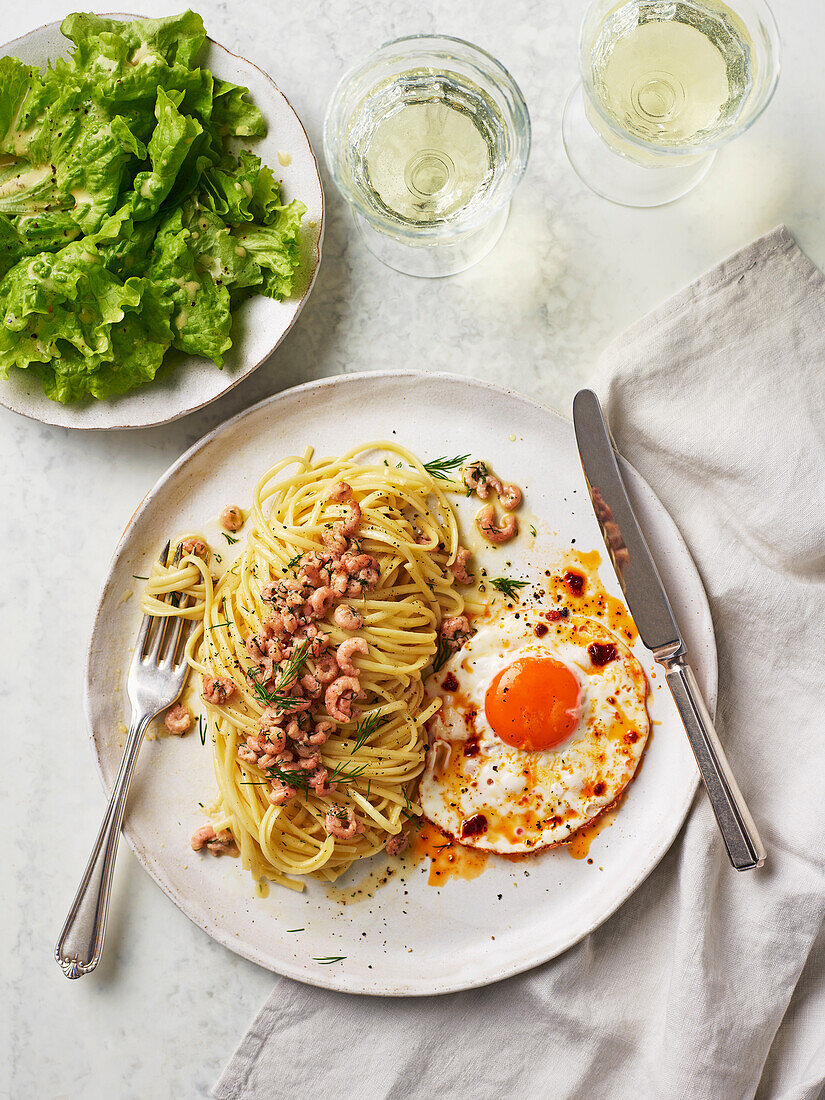 Garnelen-Linguine mit Dillbutter und knusprigen Chili-Spiegeleiern