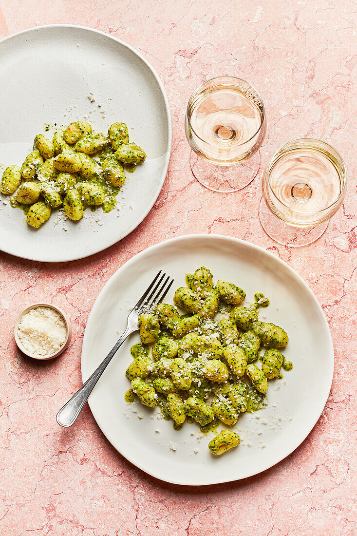 Gnocchi mit Pesto aus geröstetem Knoblauch und Brunnenkresse