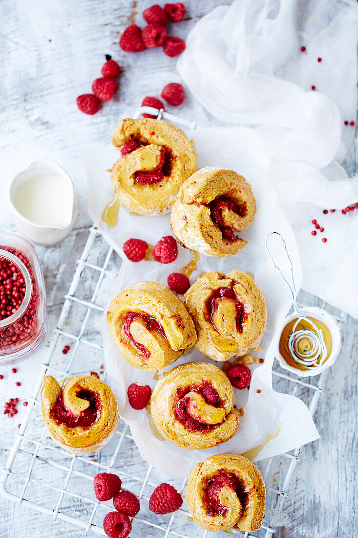 Polenta-Rollen mit Himbeeren und rosa Pfefferkörnern