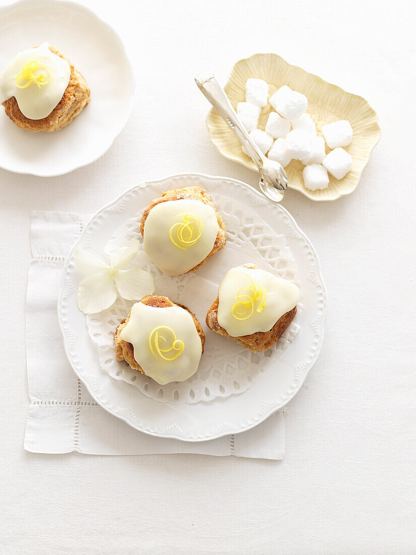 Lebkuchen-Scones mit Zitronenglasur
