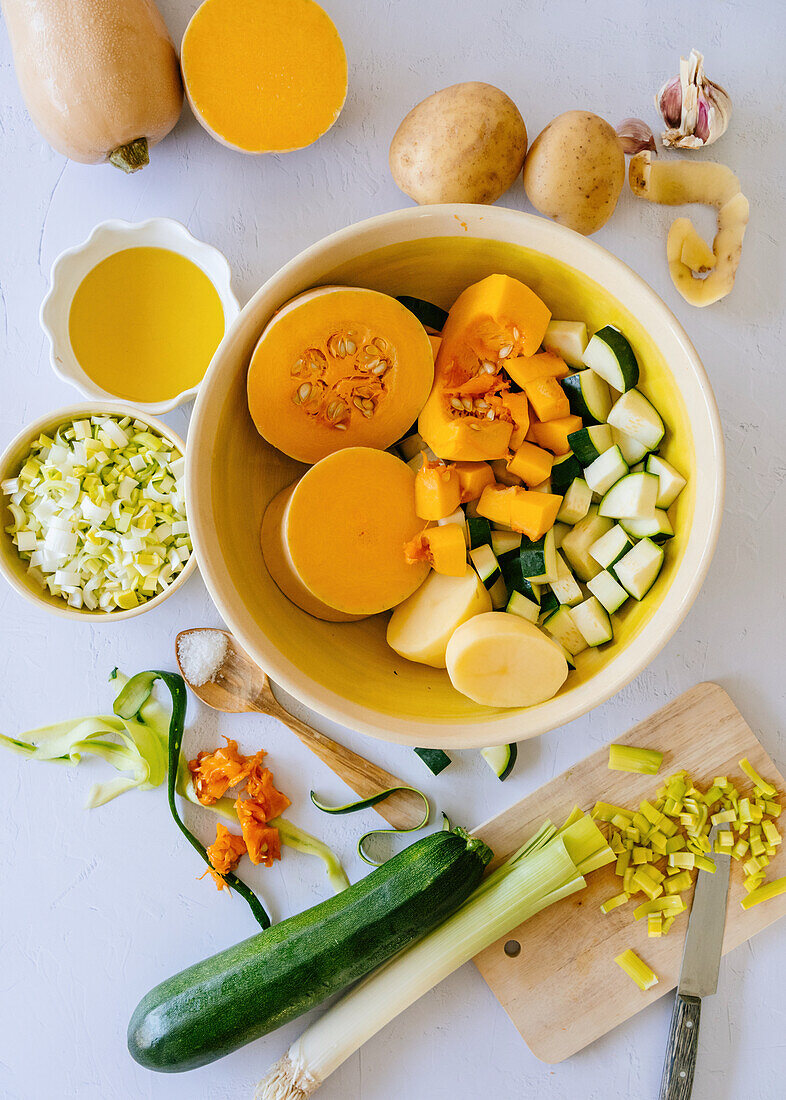 Geschnittenes Gemüse für Kürbiscremesuppe