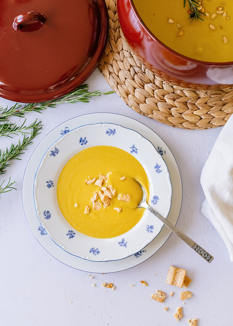 Pumpkin cream soup with crackers