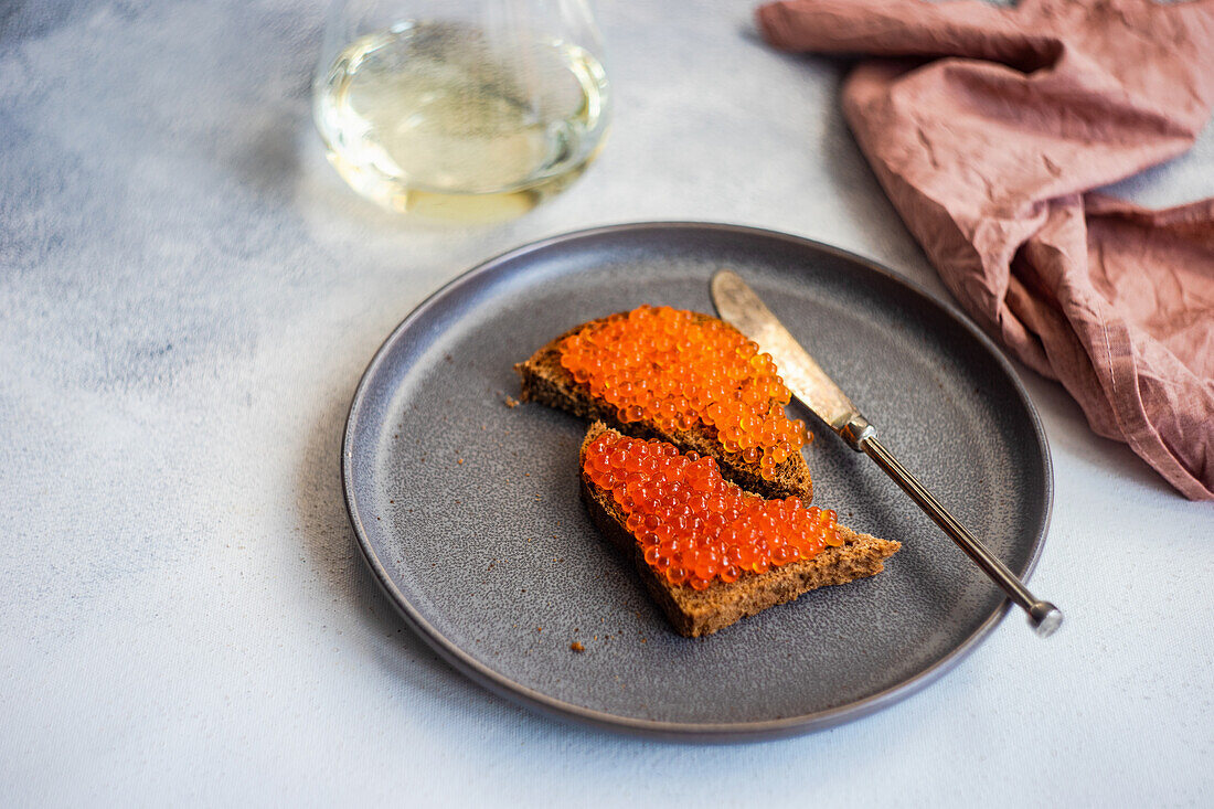 Toast mit Lachsforellen-Kaviar